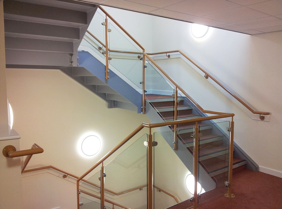 Indoor prefabricated staircases finished with glass balustrade infills